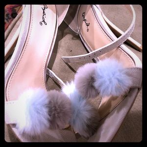 Fuzzy heels 😍😍